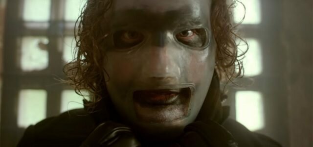 Corey Taylor (Slipknot): «Estava numa banheira, nu, a ser filmado, com duas miúdas a mijar em mim»