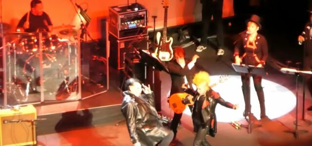 Cyndi Lauper em palco com Henry Rollins e Marilyn Manson
