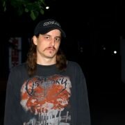 De repente, o ar ficou mais pesado outra vez (DEP Riley Gale)