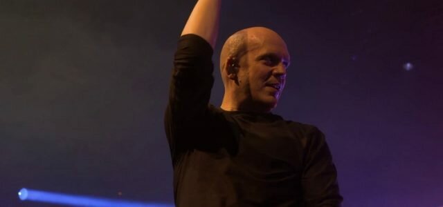 Devin Townsend e o ambiente Disney de “Why?” (ao vivo)